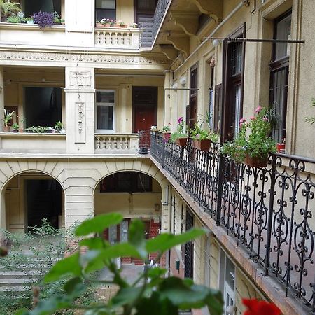 Vivid Csengery Apartment Budapest Bilik gambar